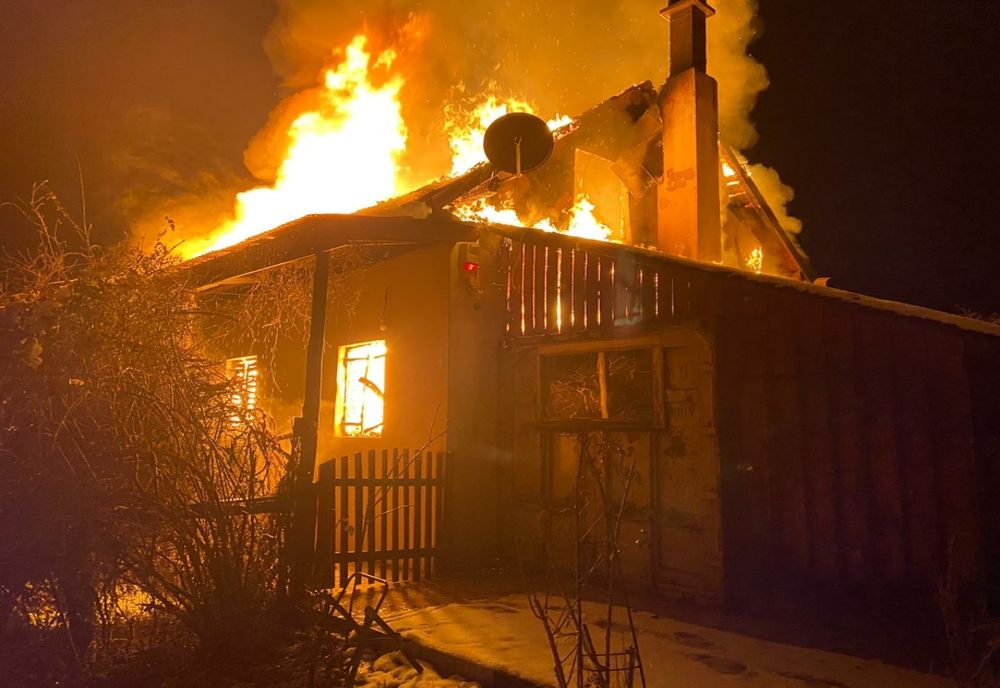 Cabană distrusă de incendiu în Suceagu! Pompierii s-au luptat mai bine de două ore cu flăcările (FOTO)