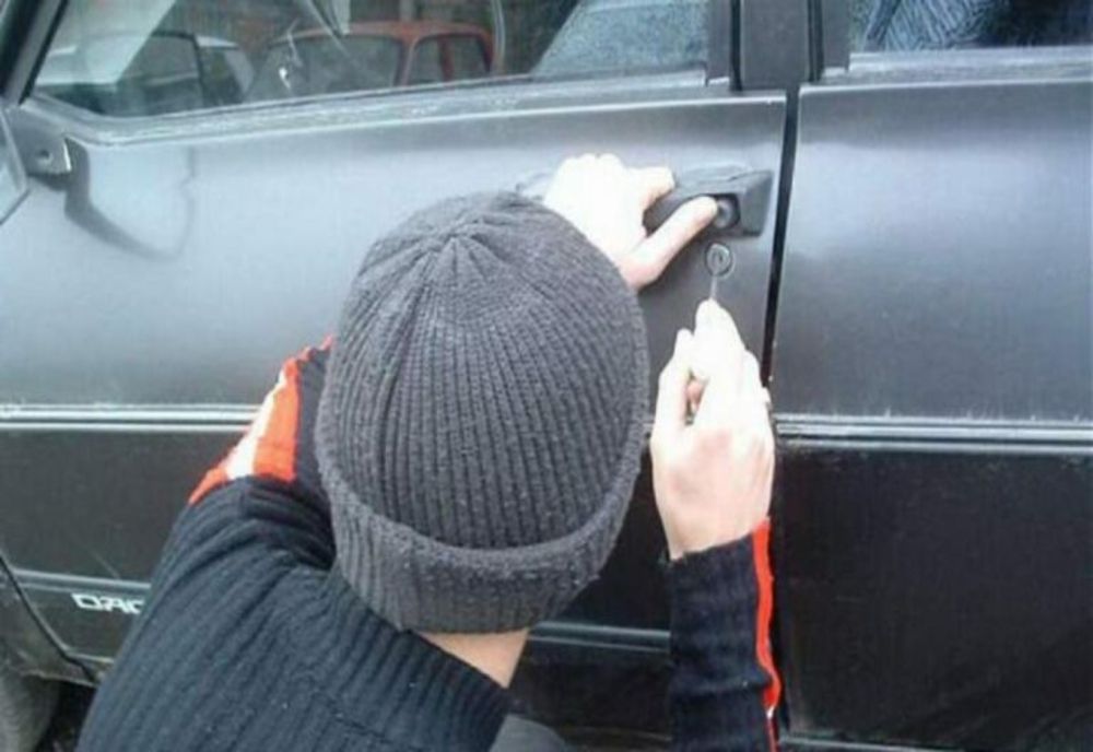 Caz incredibil într-o localitate din Cluj! Un bărbat beat a furat o maşină şi a ieşit la plimbare