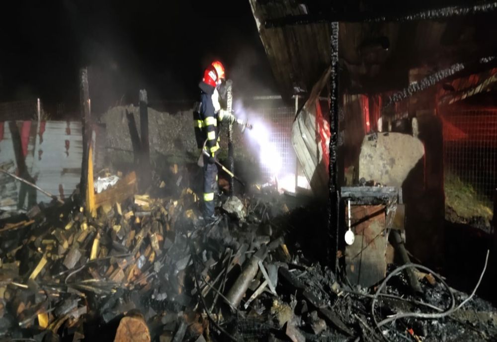 Incendiu violent în localitatea Visea! Pompierii au reuşit să salveze casa (FOTO)