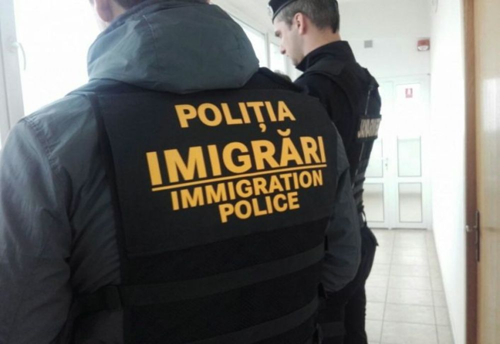 Nouă bengalezi care munceau ilegal la o firmă din Cluj, obligați de polițiștii de la Imigrări să părăsească România