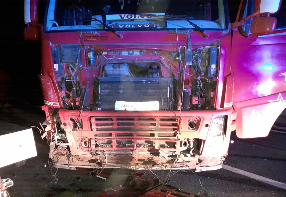 Accident între două TIR-uri între Cluj şi Zalău! Doi şoferi din Cluj şi Maramureş au fost răniţi (FOTO)