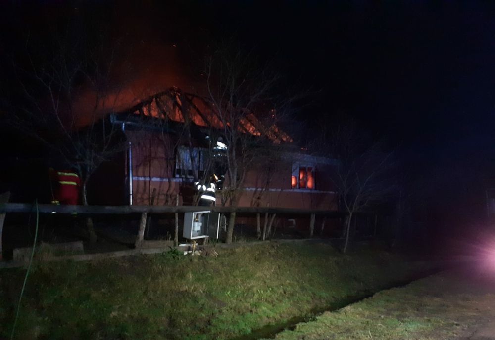 Incendiu la o casă în localitatea Sâmboleni! Focul a pornit de la jarul căzut din sobă (FOTO)