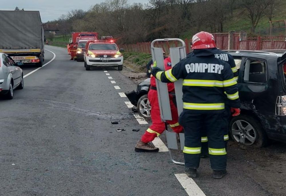 Accident în Mihăiești! Trei persoane au fost rănite şi au ajuns la spital (FOTO)
