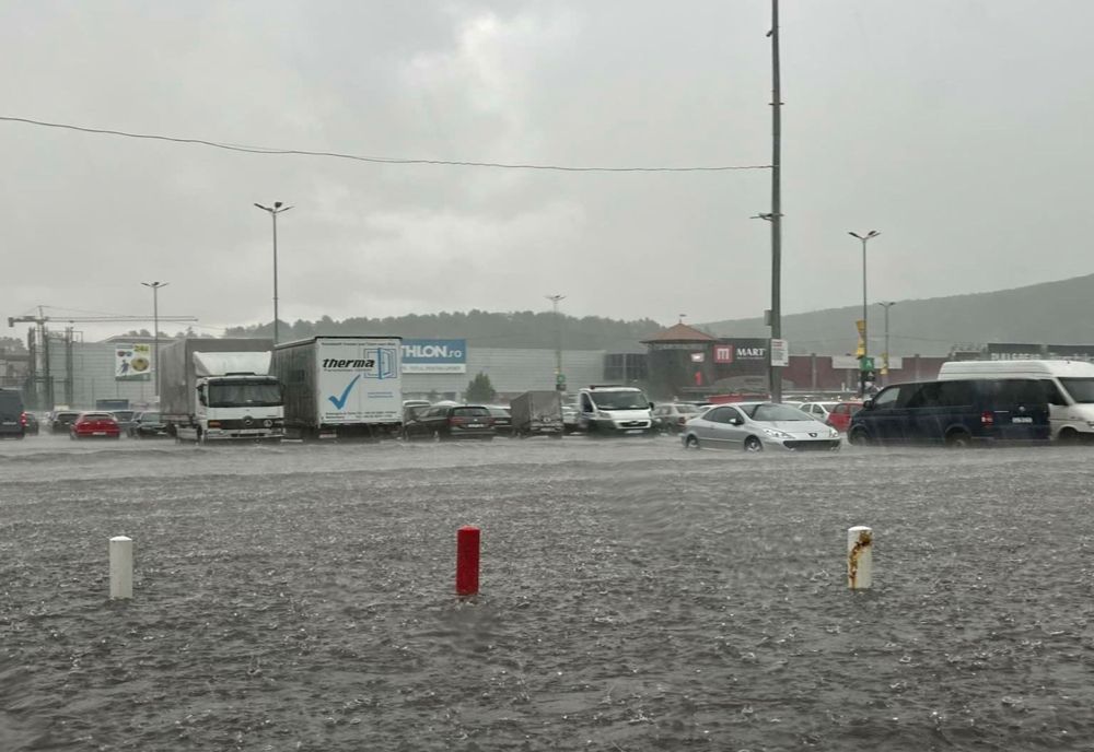 Panică în parcarea unui centru comercial din Cluj: 32 persoane au rămas blocate în maşini din cauza inundaţiei (VIDEO)