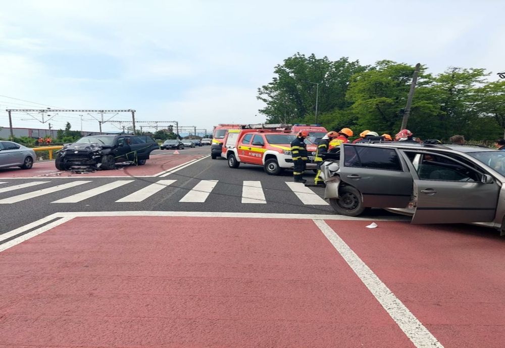 Accident cu două maşini pe DN1C în Jucu! Trei persoane au fost rănite şi au ajuns la spital (FOTO)
