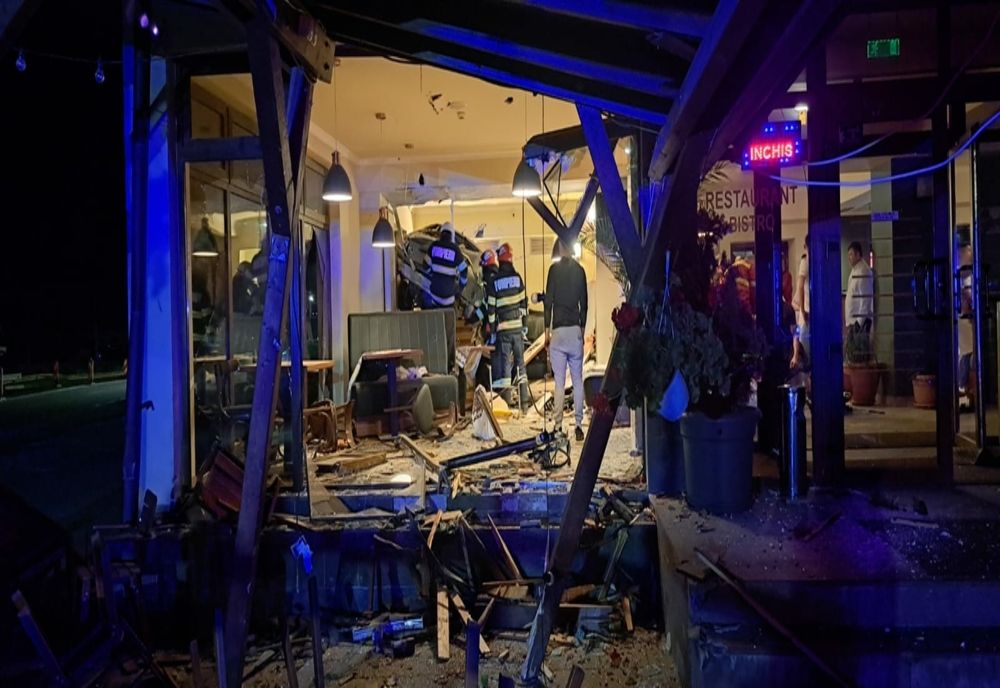 Grav accident pe DN1C în judeţul Cluj! Un tânăr din Maramureş a intrat cu maşina într-un restaurant (FOTO)