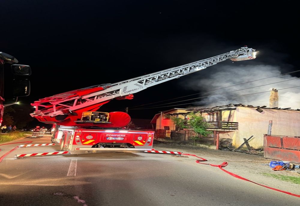Casă distrusă de un incendiu în Vultureni (FOTO)