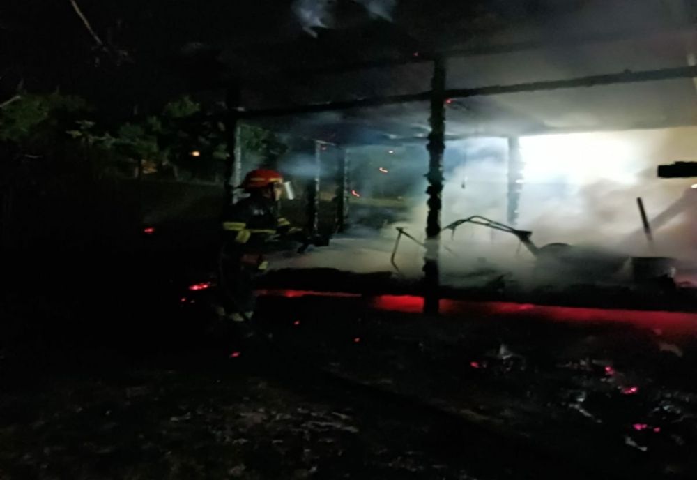 Incendiu într-o gospodărie din Dej! Focul a pornit de la jarul făcut pentru grătare (FOTO)