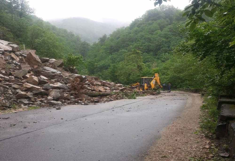 Drum din judeţul Cluj blocat: Mai mulţi bolovani au căzut de pe un versant