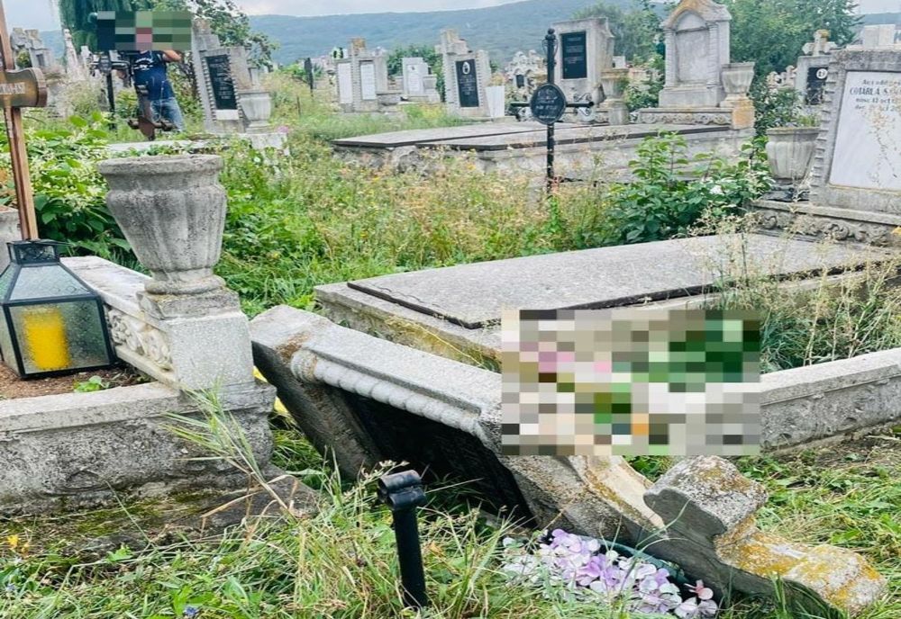 Tragedie într-un cimitir din Cluj! O femeie a murit după ce o cruce a căzut peste ea (FOTO)