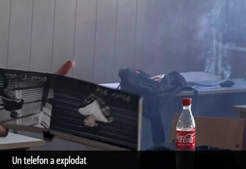 Unui elev de liceu din Cluj i-a explodat telefonul mobil în timpul unui curs - Imaginile filmate de colegii săi
