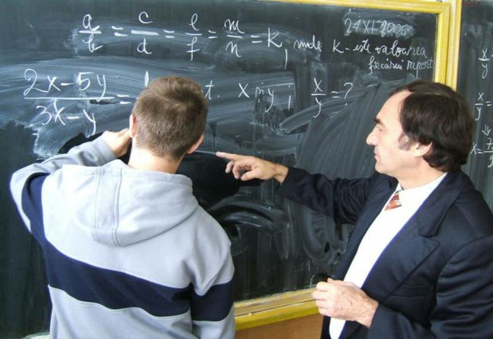 LEGE PROMULGATĂ: PRIMELE DE CARIERĂ DIDACTICĂ ŞI PROFESIONALĂ, ACORDATE ÎN LUNA OCTOMBRIE A FIECĂRUI AN