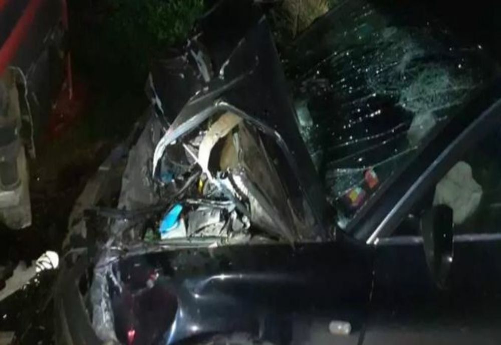 Accident grav în Cluj - O mașină și un camion s-au ciocnit - Trei persoane au fost grav rănite