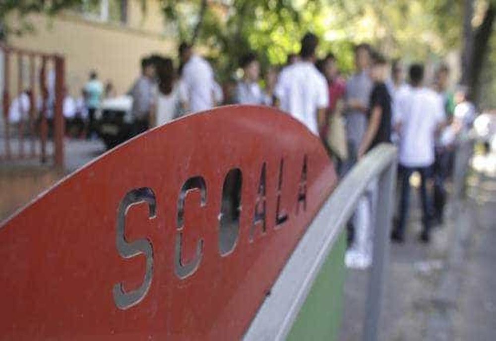 Un elev de la o școală din Cluj a agresat personalul școlii și pe mama sa