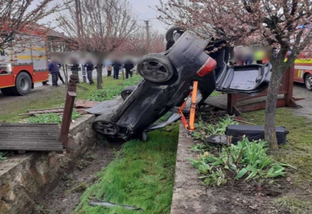 ACCIDENT GRAV ÎN CLUJ: 4 TINERI RĂNIȚI DUPĂ CE MAȘINA S-A RĂSTURNAT. UNUL PRELUAT DE ELICOPTERUL SMURD