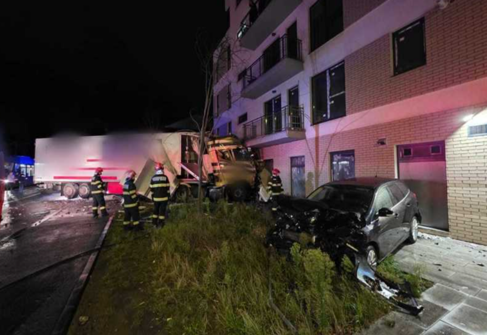 ACCIDENT RUTIER PE STRADA OAȘULUI DIN CLUJ-NAPOCA. UN TIR A LOVIT DOUĂ MAȘINI PARCATE ȘI UN STÂLP DE CURENT 