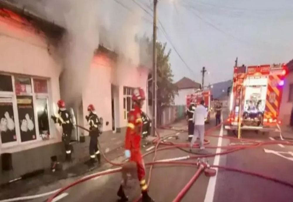 INCENDIU MASIV ÎNTR-UN MAGAZIN DIN CLUJ: 20 DE PERSOANE SE AFLAU ÎN INTERIOR
