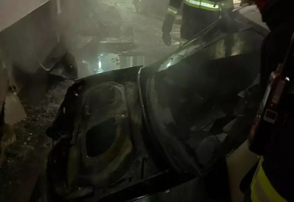 Incendiu puternic în Cluj. Trei autoturisme și un bloc, afectate de flăcări - FOTO