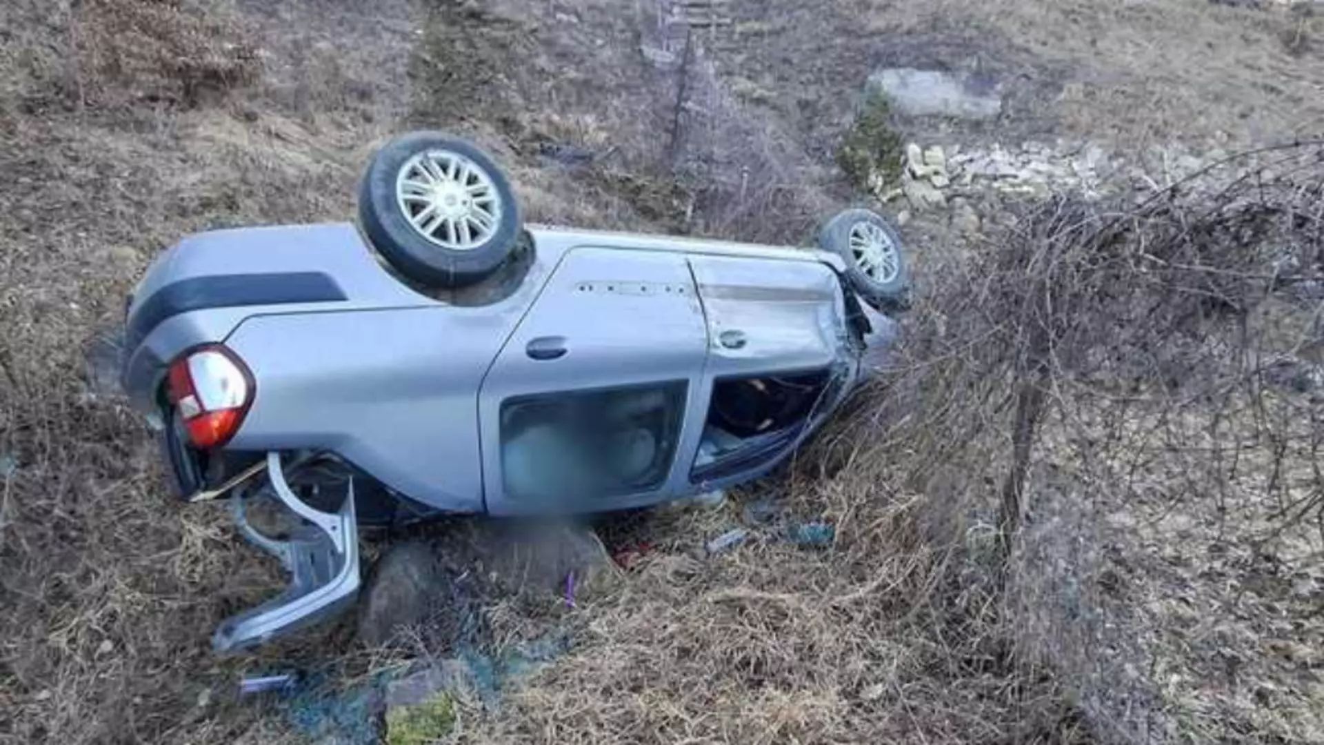 Cinci persoane rănite după ce un autoturism a căzut într-o râpă de zece metri, în județul Cluj