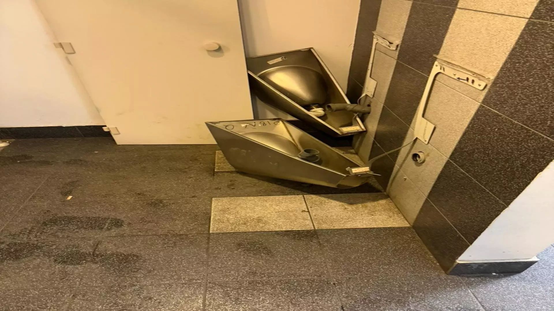 Imagini revoltătoare după derby-ul U Cluj – CFR Cluj: toalete devastate și scaune incendiate pe Cluj Arena - FOTO