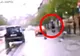 Bărbat lovit de o maşină pe trecerea de pietoni (VIDEO cameră de bord)