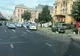 VIDEO | Tânără de 22 de ani lovită de o maşină pe trotuar! Şoferul vinovat nu a respectat culoarea semaforului