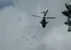 Trei elicoptere militare au lansat flori deasupra Spitalului Județean Suceava VIDEO 