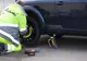 Ai făcut pană de cauciuc? Învaţă cum să o schimbi în 4 paşi! (P)
