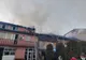 FOTO | Incendiu violent la un ansamblu de clădiri din Gherla! Locatarii au fost evacuați 