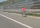 Inconștiență pe două roți! Biciclist filmat pe autostrada Transilvania A3