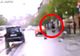 Bărbat lovit de o maşină pe trecerea de pietoni (VIDEO cameră de bord)